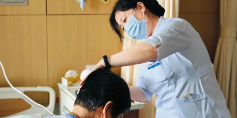 护工招不到、留不住?陪护公司用人体系这样搭