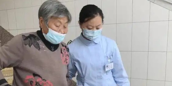 从一个人救火到系统托管:一家陪护公司的减负之路